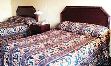 Holiday Motel Hugo Екстер'єр фото