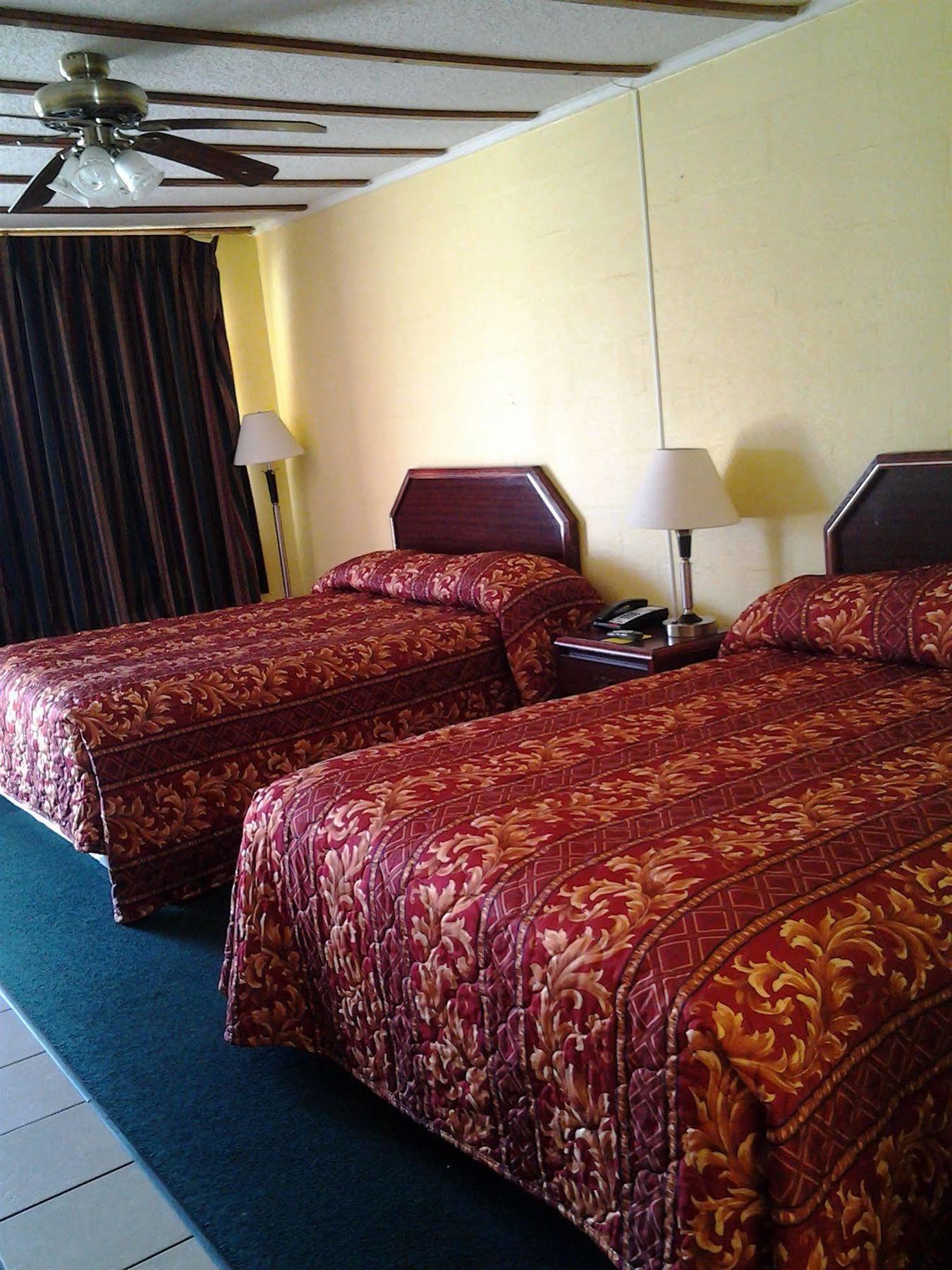 Holiday Motel Hugo Екстер'єр фото